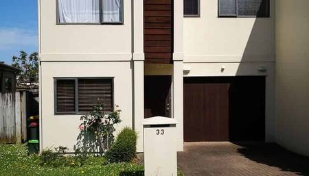 Modern two-level free hold terrace house - Photo 2