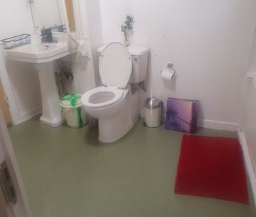 3 Bed Flat, Westway, W12 - Photo 4