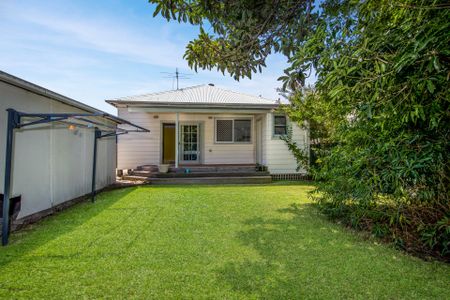 Spacious three bedroom, one bathroom home with large single garage - Photo 5