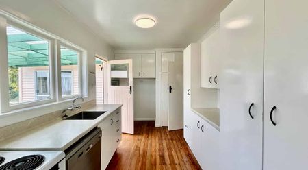 Large three bedroom home - Photo 3