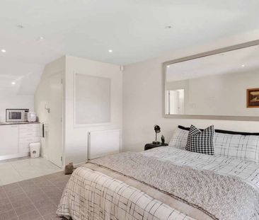 Live Like Royalty - Photo 2