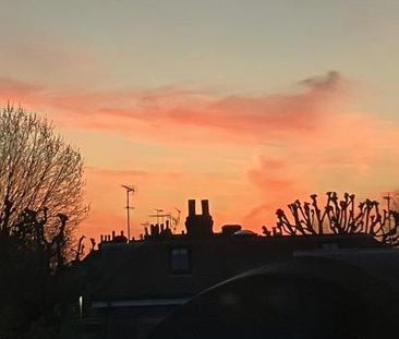 Bright bedroom in pretty attic flat - Photo 6