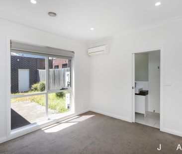 Stylish, Low-Maintenance Living with Courtyard Appeal - Photo 5