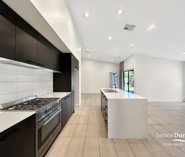 Spacious family home available now! - Photo 1