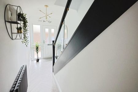 4 bedroom House To Let - Photo 3