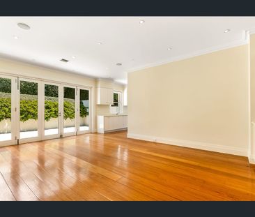 Large Family Home With Private Garden & Pool (maintenance included) - Photo 2