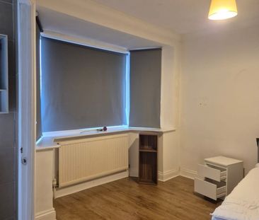 Room in a Shared House, Varley Road, E16 - Photo 6
