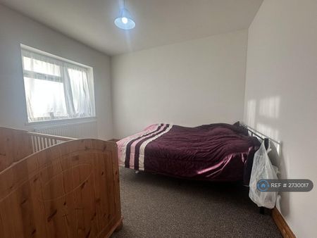 3 bedroom end of terrace house to rent - Photo 4