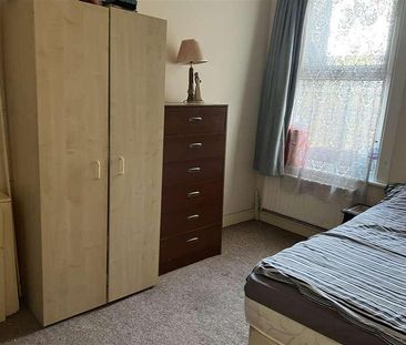 Albert Road, London, E18 - Photo 3