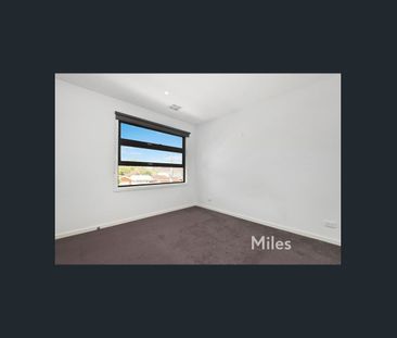 MODERN, BRIGHT AND SPACIOUS - Photo 2