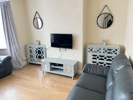 3 Bed Semi-Detached House, Hillfield Avenue, NW9 - Photo 2