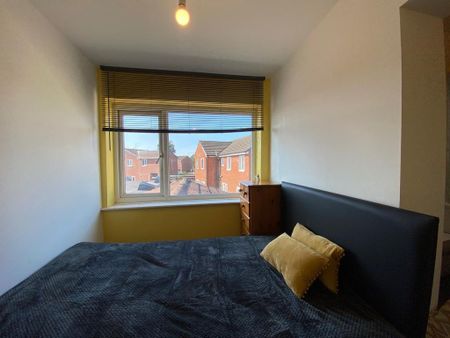 1 bedroom in a house share to rent - Photo 2