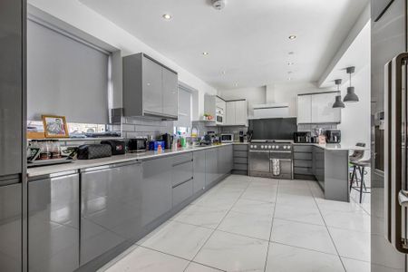 4 bedroom end of terrace house to rent - Photo 3