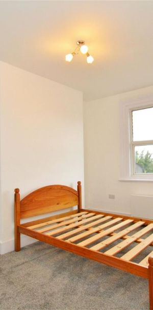 London Road, Isleworth - Photo 1