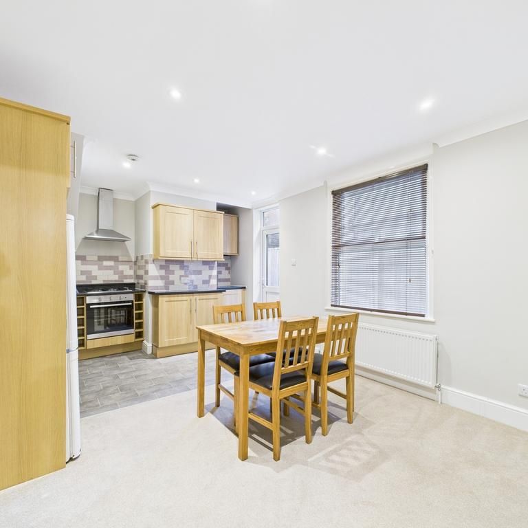 3 bedroom flat to rent - Photo 1