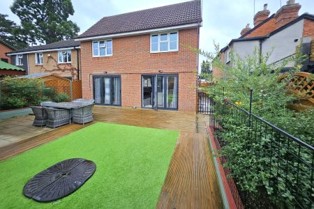 25 Pear Tree Road, Addlestone - 4 bedrooms Property for lettings - Seymours - Photo 2