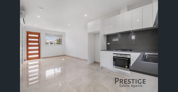 Street Frontage 2 Bedroom Granny Flat! - Photo 1