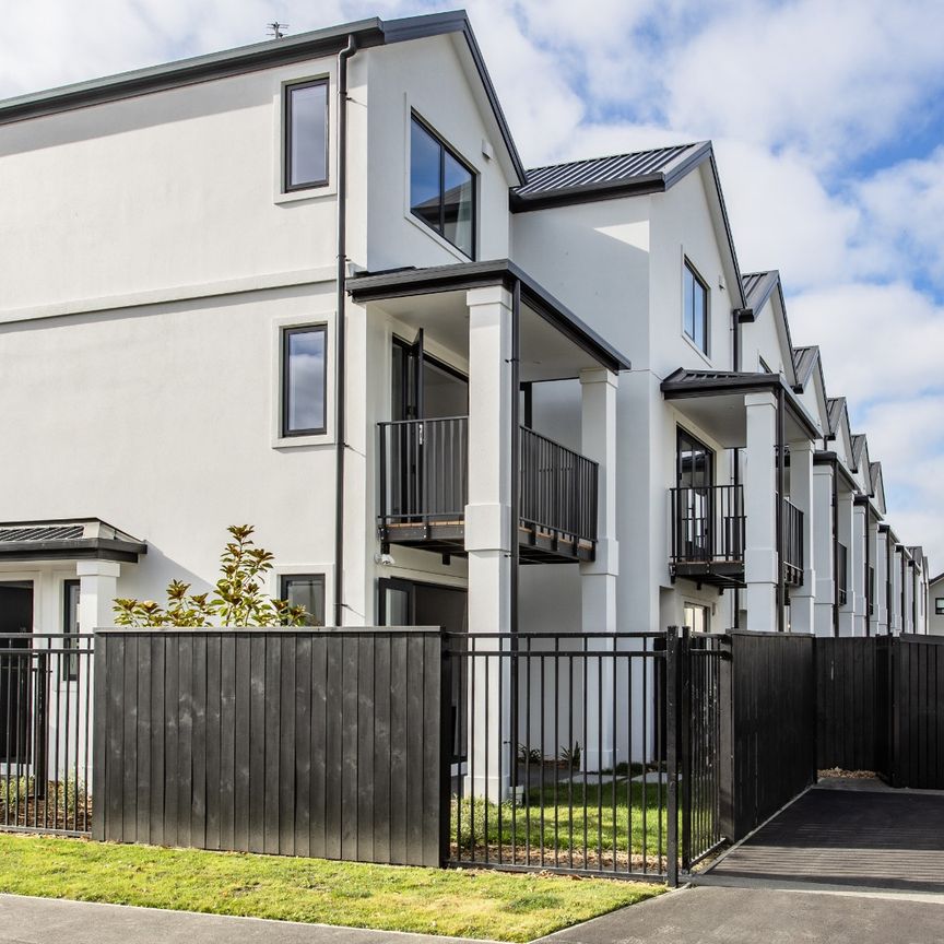 Stylish Riccarton Townhouse in Prime Location with Parking - Photo 1