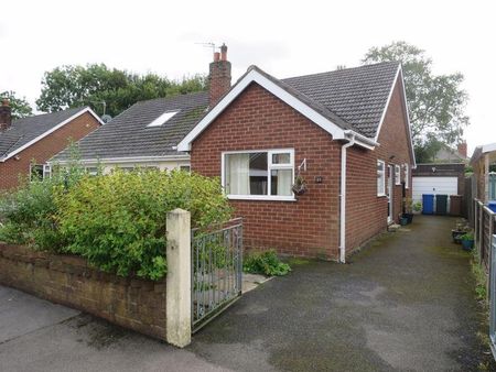 3 bedroom semi-detached bungalow to rent - Photo 2