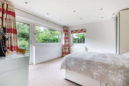 A substantial family home ideally located for the many amenities that Sevenoaks has to offer. - Photo 2