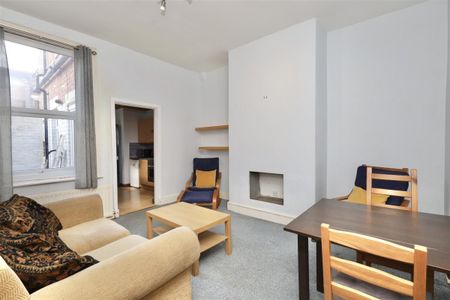 2 bedroom Flat to rent in Sandringham Road, South Gosforth, Newcastle Upon Tyne - Photo 3