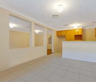 21 Kirkton Place, Beaumont Hills, NSW 2155 - Photo 2