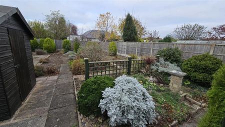 3 bedroom detached bungalow to rent - Photo 2