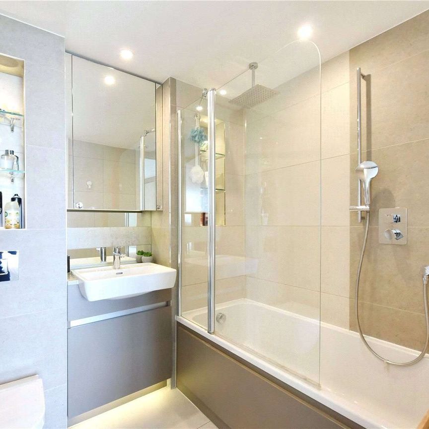 A superb waterfront apartment, set within this highly desirable Berkeley homes development. - Photo 1