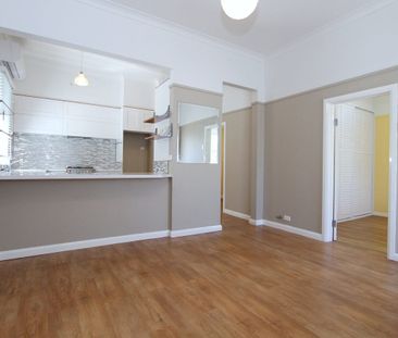 Quaint Cottage, Convenient Location - Photo 2