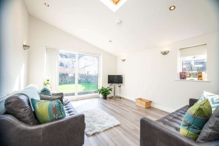 Large extension to kitchen/lounge with landscaped rear garden - Photo 2