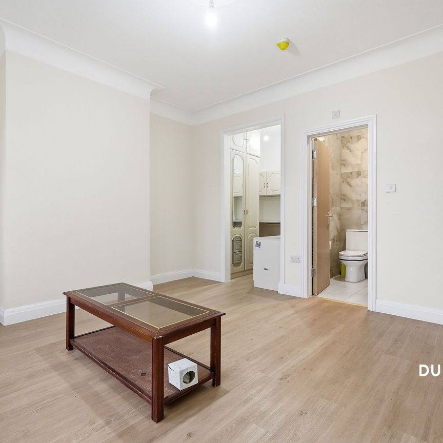 Avondale Crescent, Ilford, IG4 - Photo 1