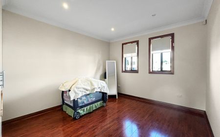 Large Family Home with Pool - Photo 4