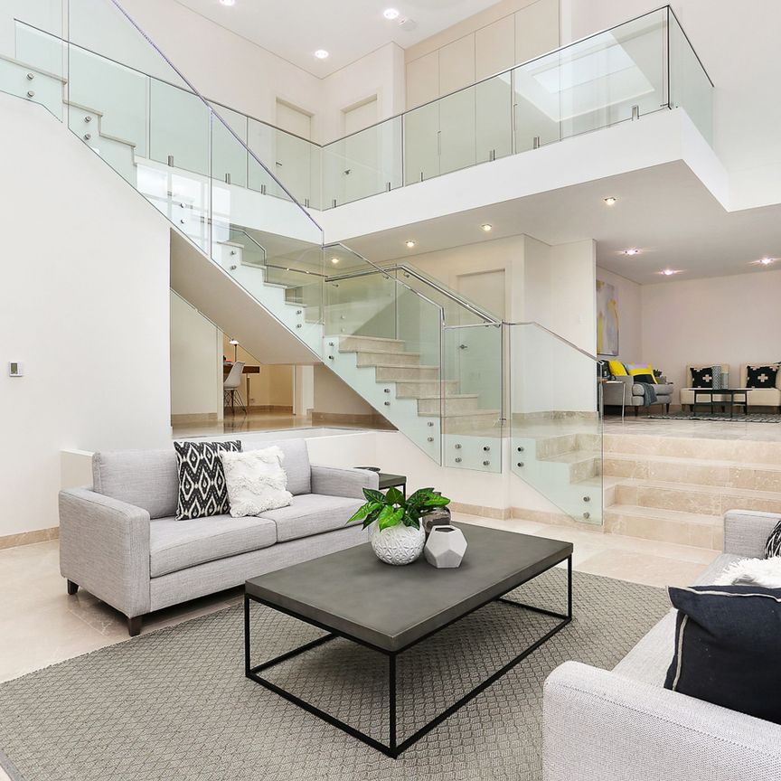 Captivating Family Entertainer with Granny-Flat - Photo 1