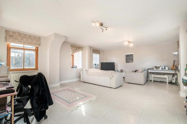 Lower Square, Old Isleworth, TW7 - Photo 1