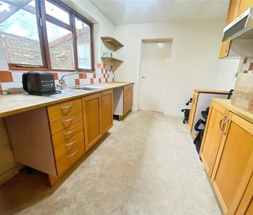 3 bedroom semi-detached house to rent - Photo 5