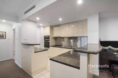 Spacious 2 Bedroom Apartment - UNFURNISHED - Photo 2