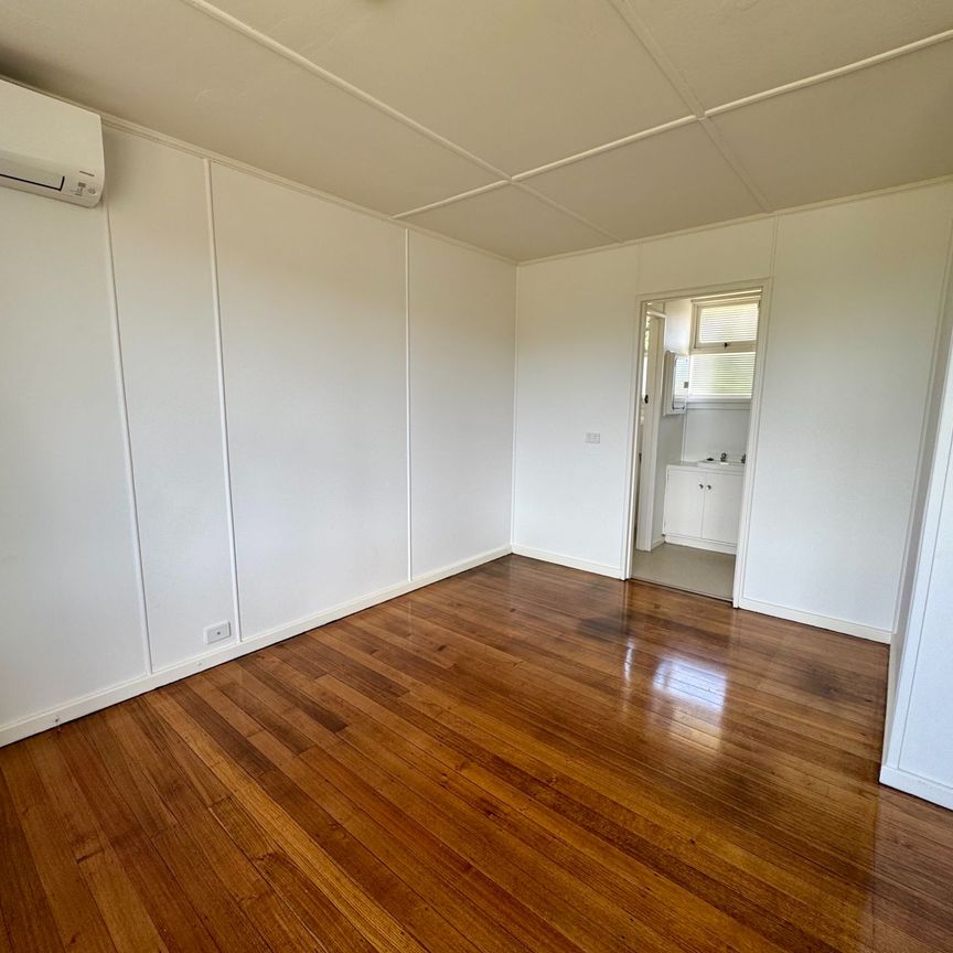 Sunny and cosy bedsit - Photo 1