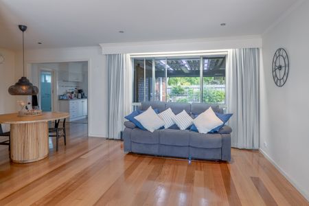 3 Fleming Court, Oakleigh South VIC 3167 - House For Rent | Domain - Photo 2