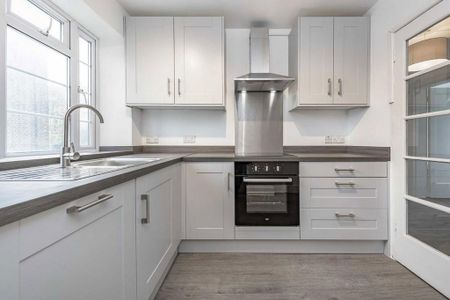 3 bedroom flat to rent - Photo 5