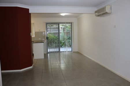 Beautiful townhouse in great location! Available now! - Photo 2