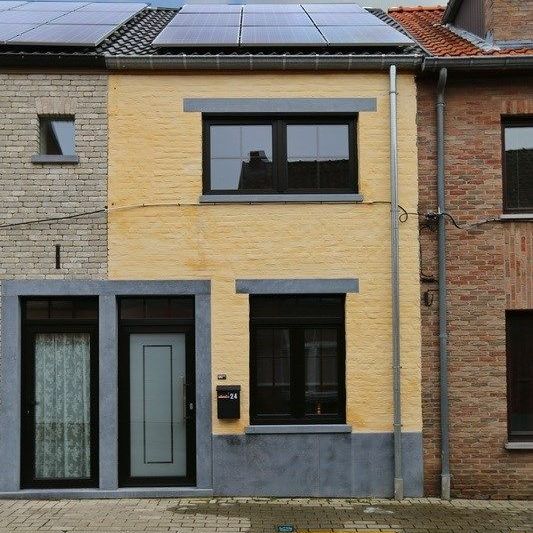 Gezellige rijwoning in centrum met koertje + zonnepanelen - Foto 1