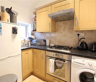 Old Woking Road, West Byfleet, Surrey, KT14 6LG - Photo 2