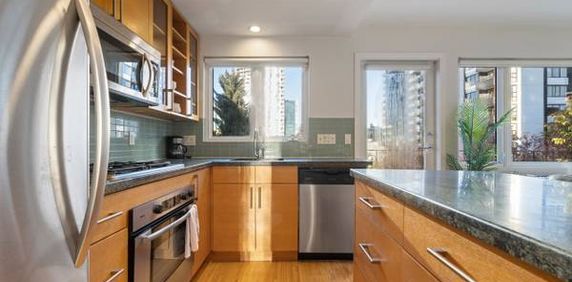 AVAILABLE Feb 1st- Pet Allowed Furnished 3 BR @ 1540 Haro -Penthouse - Photo 2