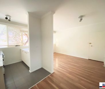 Delightful One Bedroom Apartment in the Heart of Essendon - Photo 3