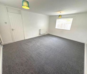 4 bedroom end of terrace house to rent - Photo 2