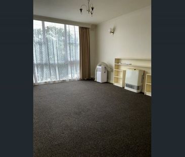 Spacious 2-Bedroom Apartment in Prime Location - Photo 2