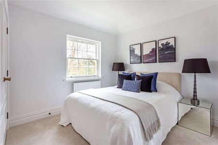 A well presented family in the newly built Berkeley Homes Sunningdale Park development, nestled in the corner of a cul de sac in Scholars Row. - Photo 4