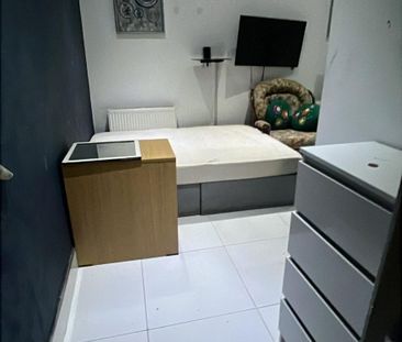 Ensuite to let in sharing house- 900 pcm inclusive bills - Photo 6