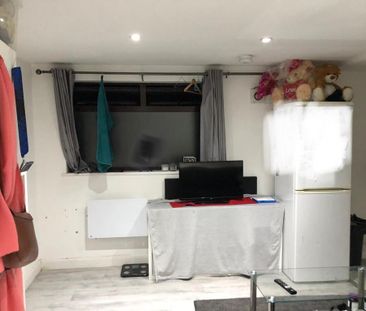 Studio Flat, The Burroughs, NW4 - Photo 1