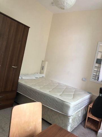 4 bedroom flat to rent - Photo 4